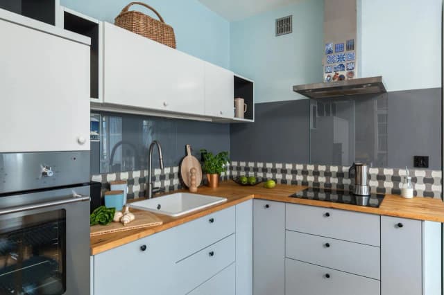 Jak umeblować wąską kuchnię, by zyskać więcej przestrzeni i stylu Jak umeblować wąską kuchnię, by zyskać więcej przestrzeni i stylu