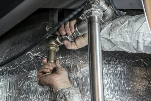 Czym zajmuje się hydraulik? Poznaj jego kluczowe zadania i usługi